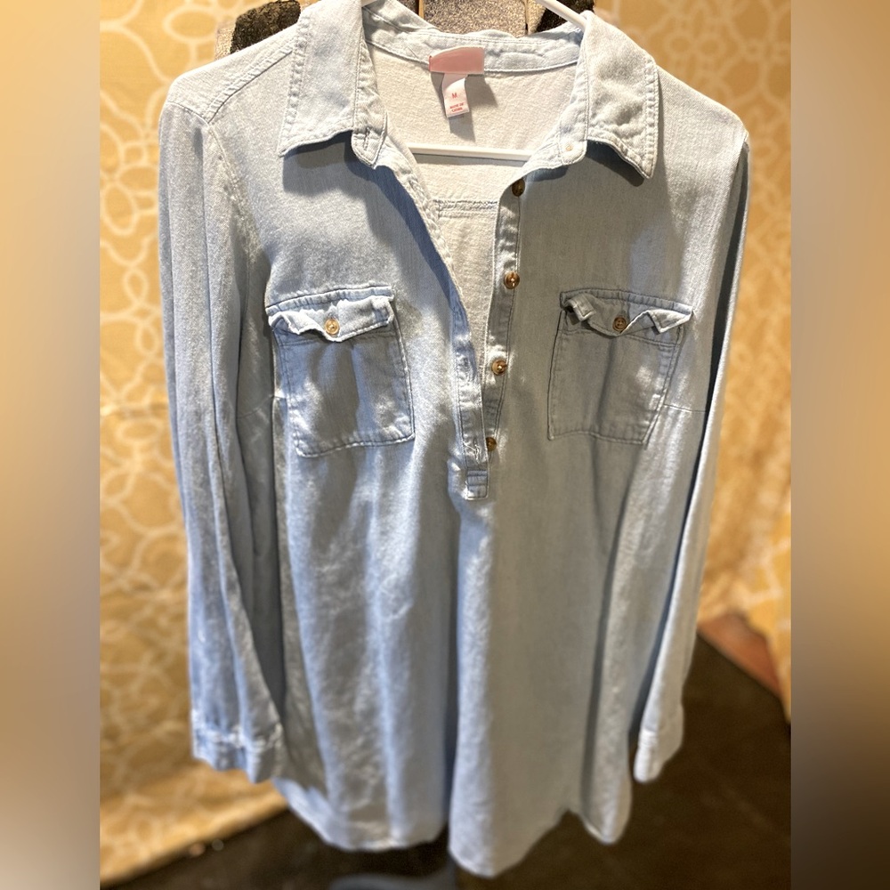 Super cute maternity blue Jean top!  Could be a dress w shorts or leggings